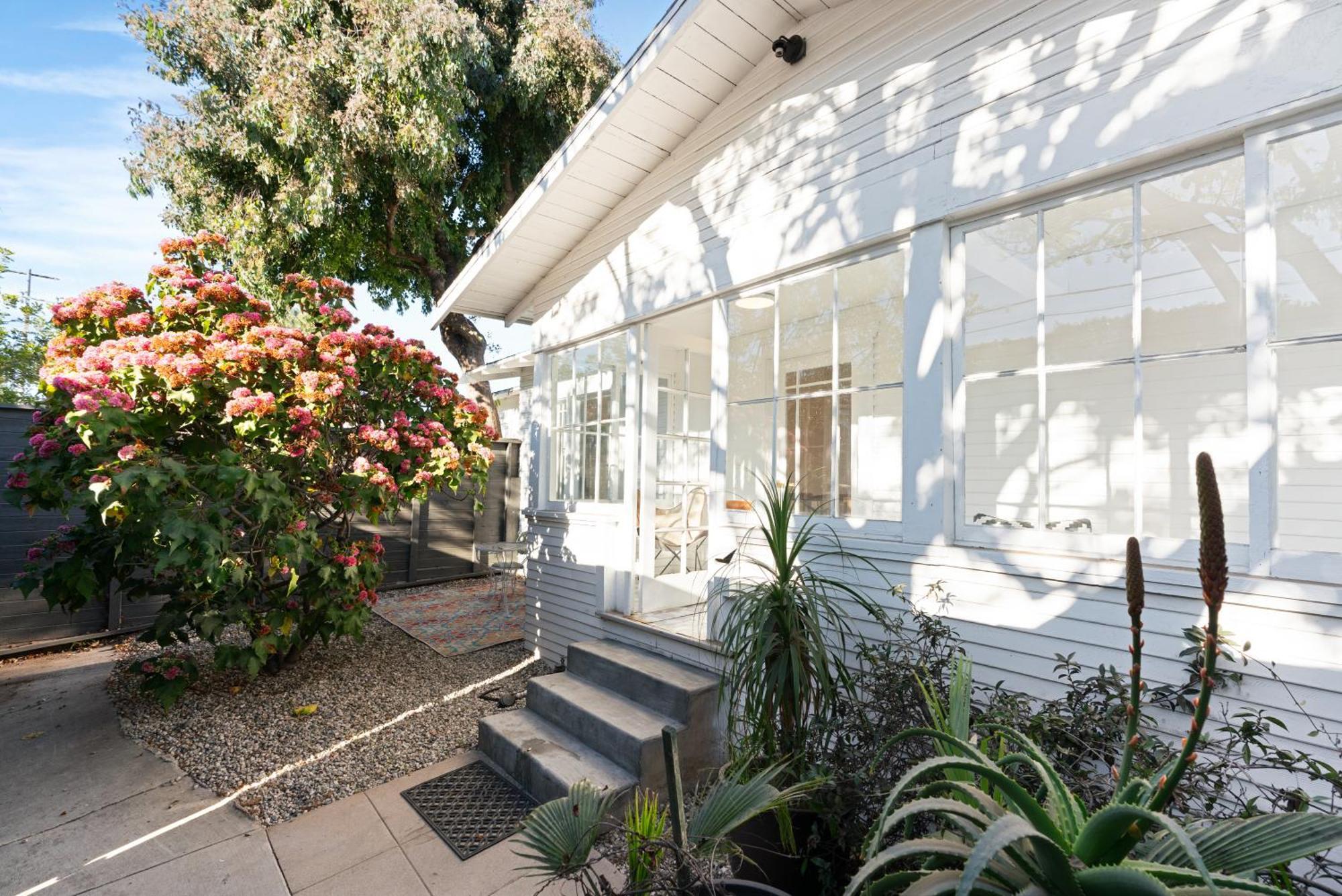 Aliza Hotel Los Angeles Exterior photo